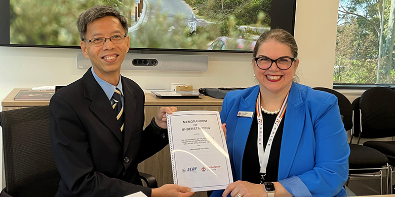 SCDF Director of Emergency Medical Services Department Senior Assistant Commissioner Yong Meng Wah and AV6K Chief Executive Jane Miller holding the Memorandum of Understanding document.