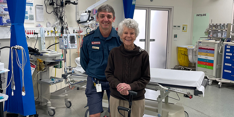 AV6K Team Manager Andrew Berry is standing together with Alwyn Bell in one of the operating rooms at the Urgent Care Centre.